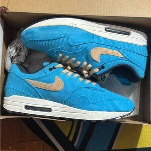 Nike Men's Vibrant Blue and Tan Sneakers